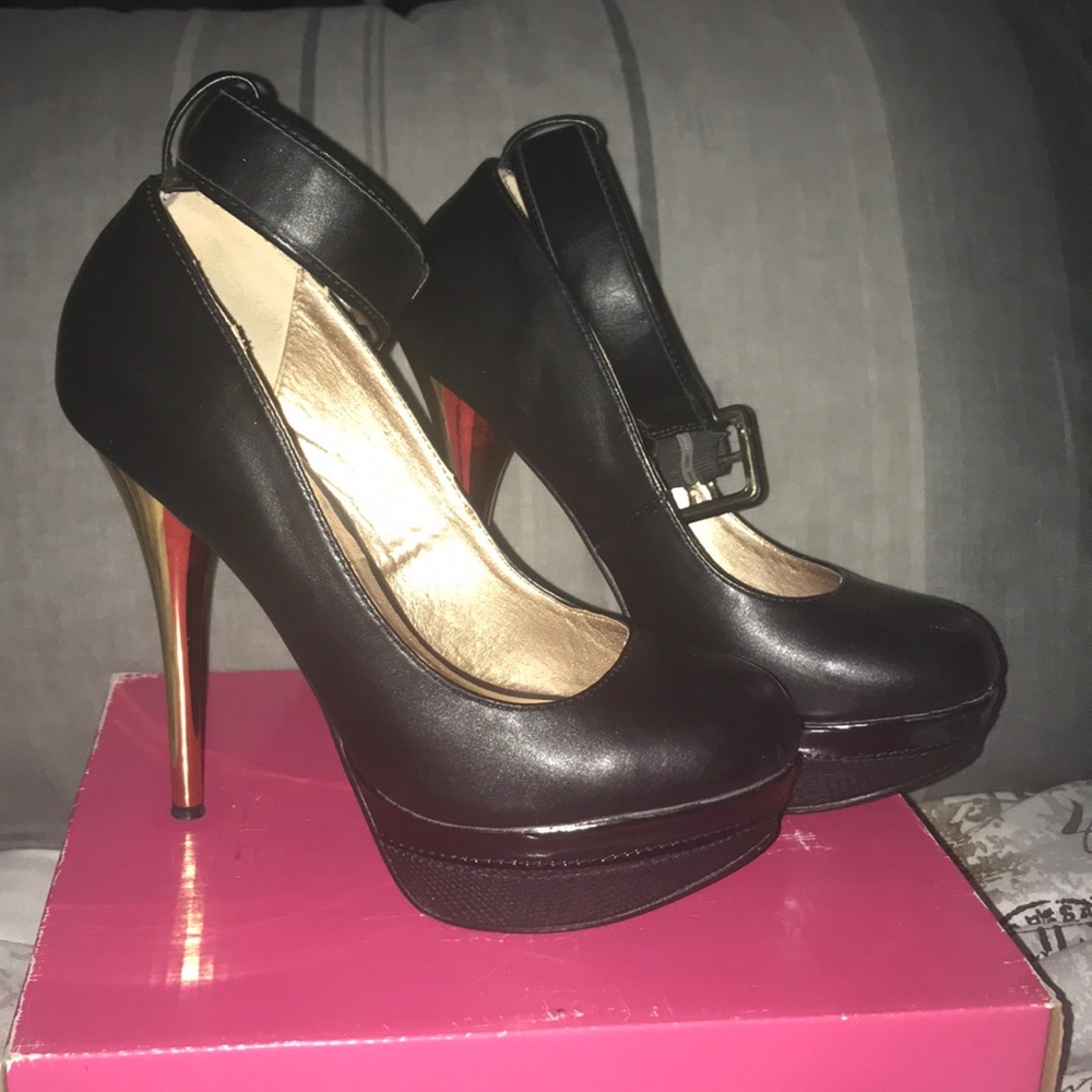 Black pumps